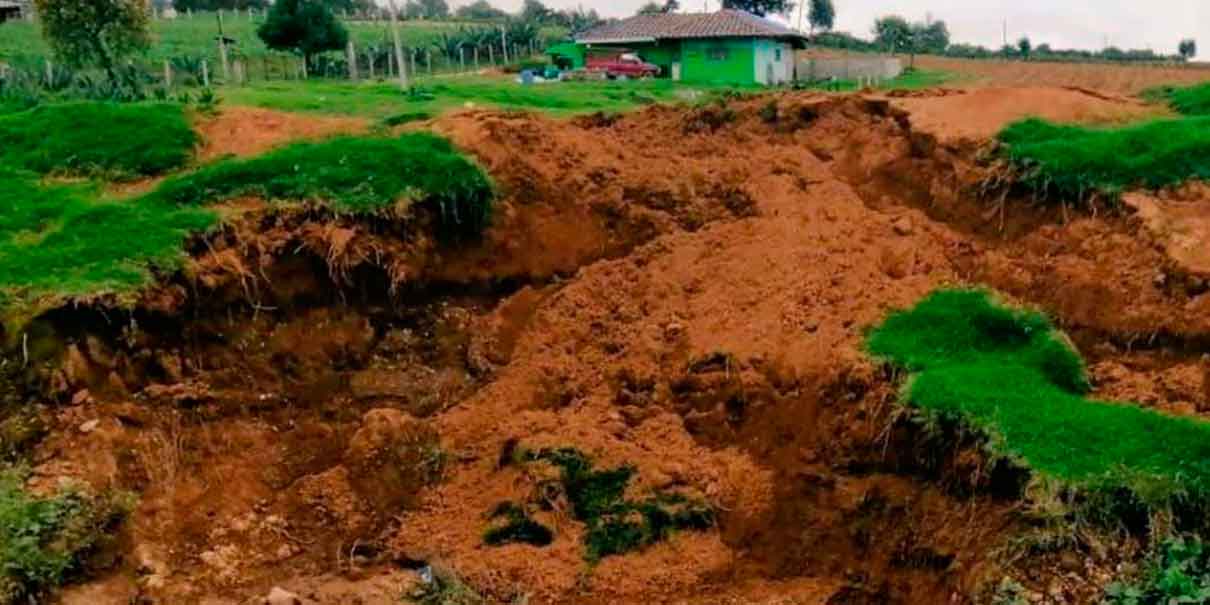 Socavón en Ahuazotepec se formó por la construcción de un pozo