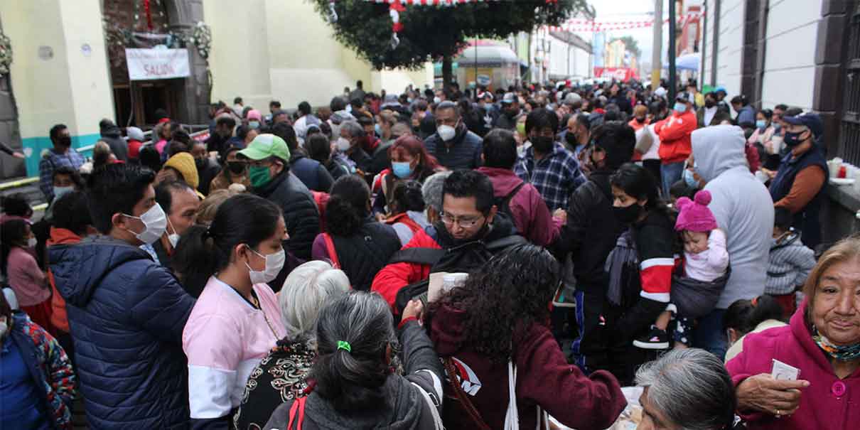 Sin sana distancia feligreses visitan al Señor de las Maravillas en Puebla