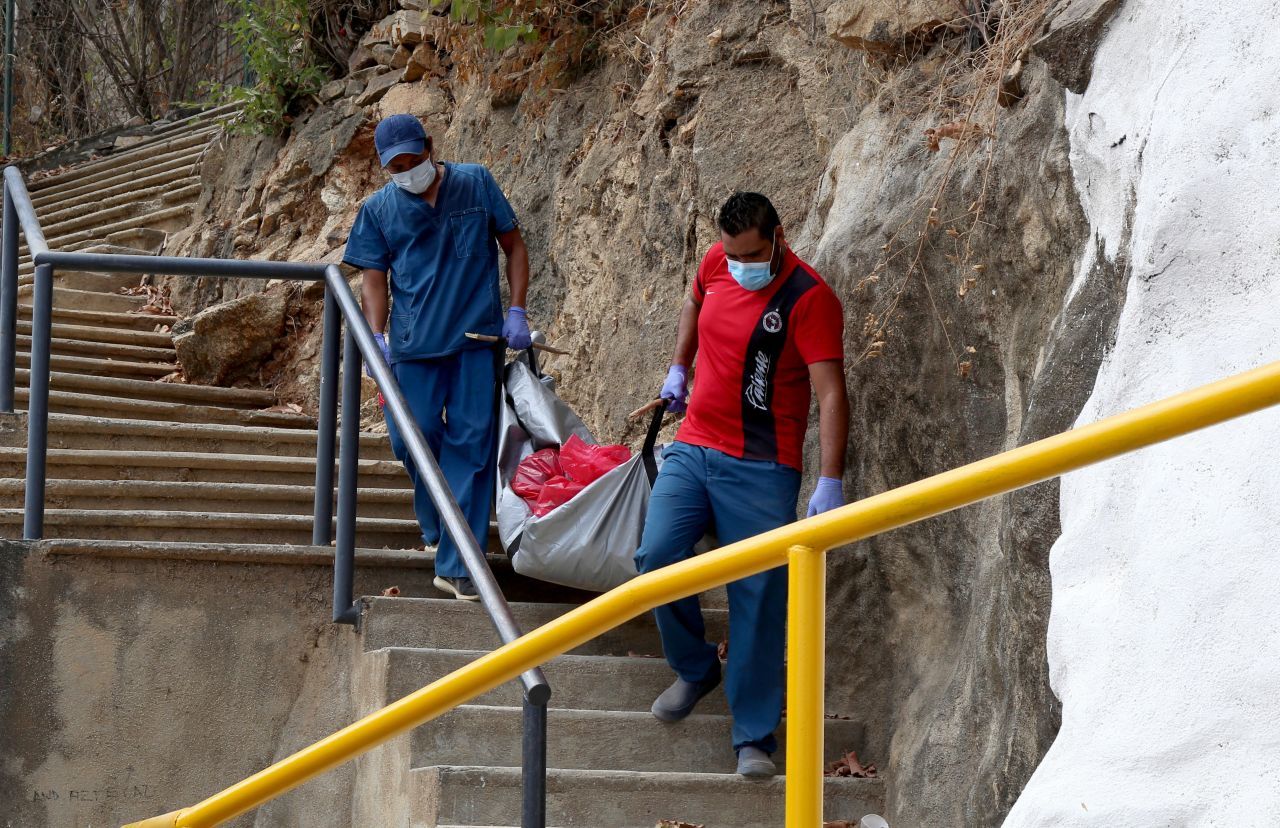 México localiza 393 cadáveres enterrados en 174 fosas clandestinas