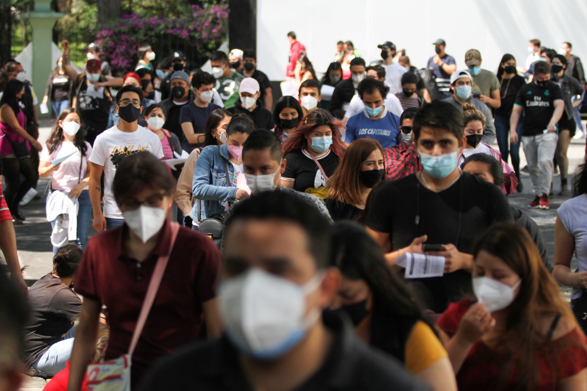 Jóvenes mayores de 18 durante su salida después de la aplicación de la primera dosis de la vacuna Sputnik V contra Covid-19 en el Módulo de Vacunación Campo Marte
