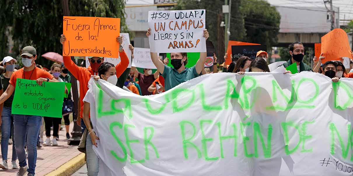 “Fuera armas, liberen a la UDLAP”, claman estudiantes