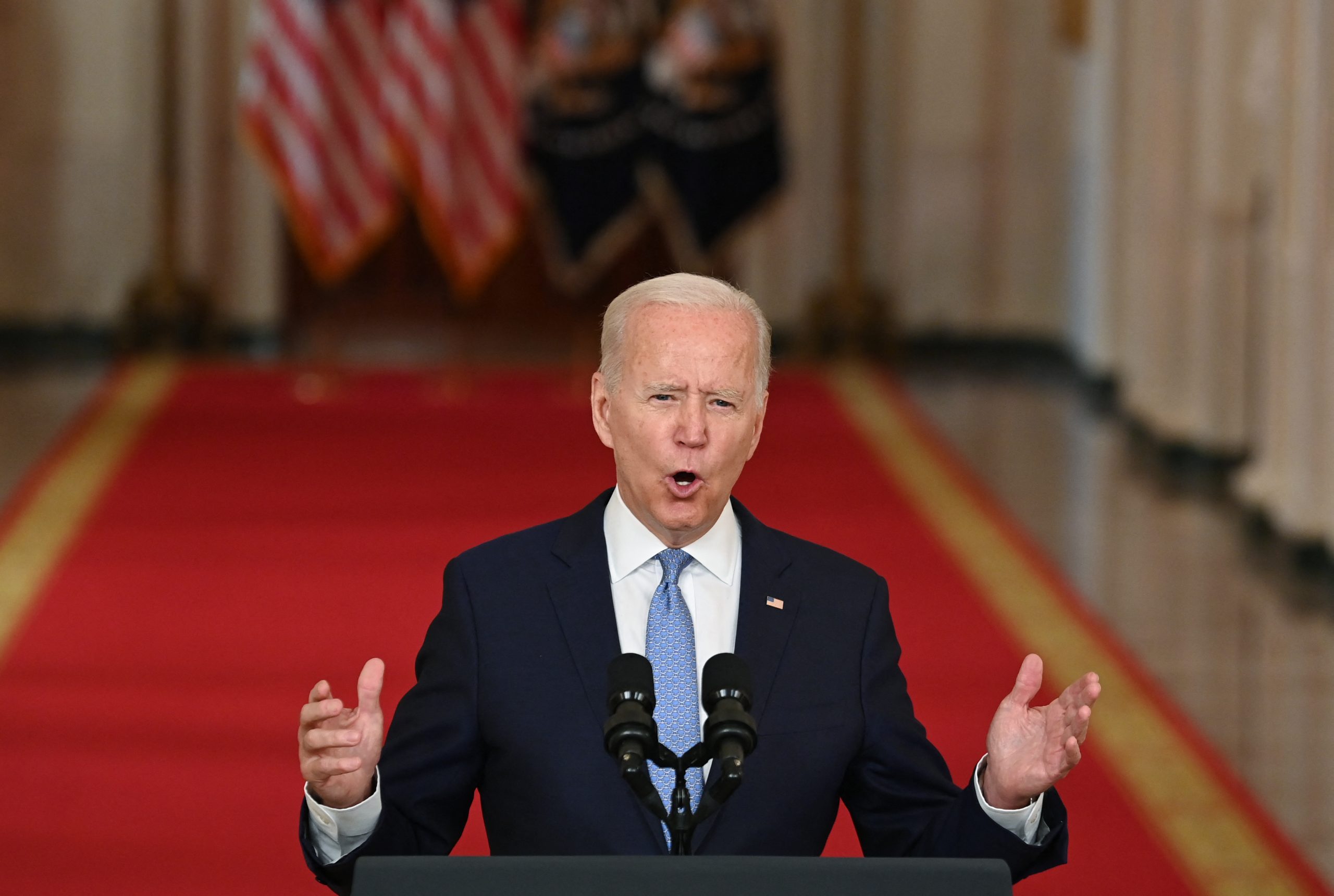 Salida fue un &#8216;éxito extraordinario&#8217;, asegura Biden tras abandonar a cientos de estadounidenses en Afganistán