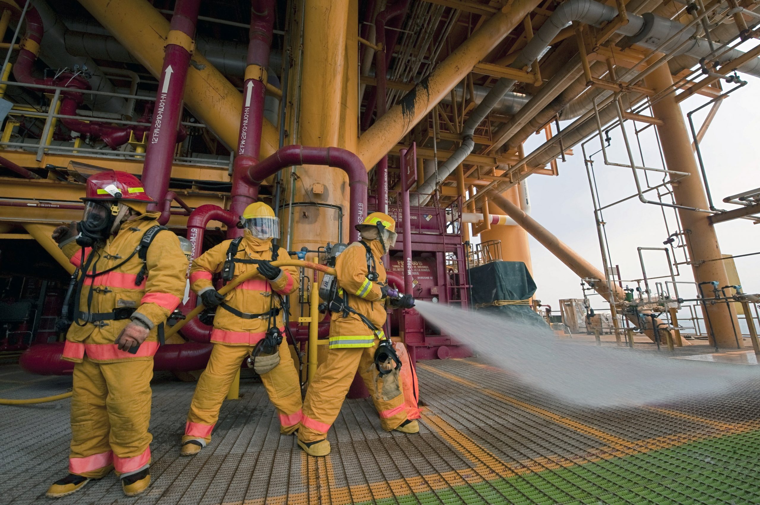 Cinco muertos, seis heridos y dos desaparecidos, el saldo de incendio en plataforma de Pemex