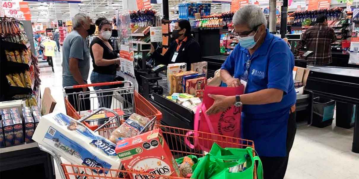 Abues poblanos regresaron a empacar a centros comerciales
