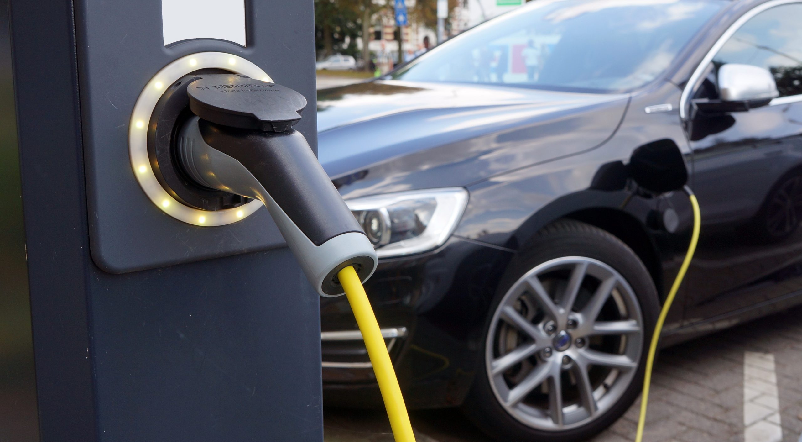Biden ratifica cero emisiones del sector automotriz; empuja producción de autos eléctricos del 2 al 50 % 