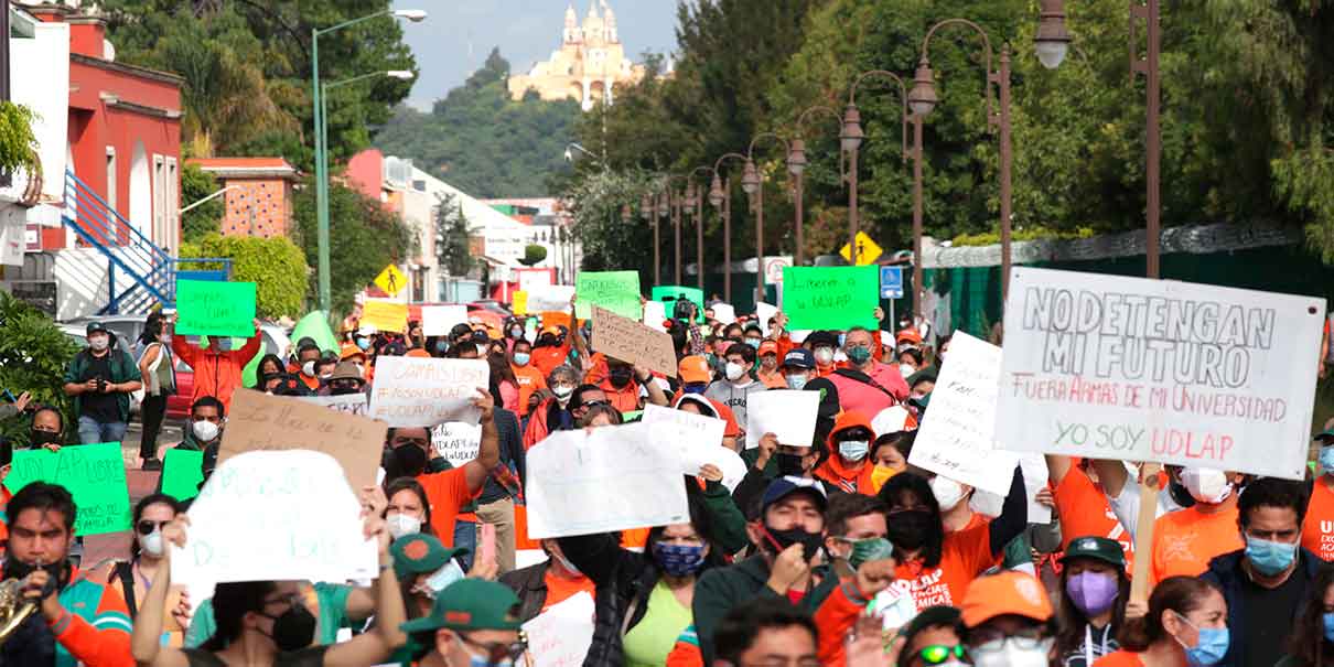 Alumnos de la UDLA Puebla realizan protesta pacífica para pedir la liberación del campus