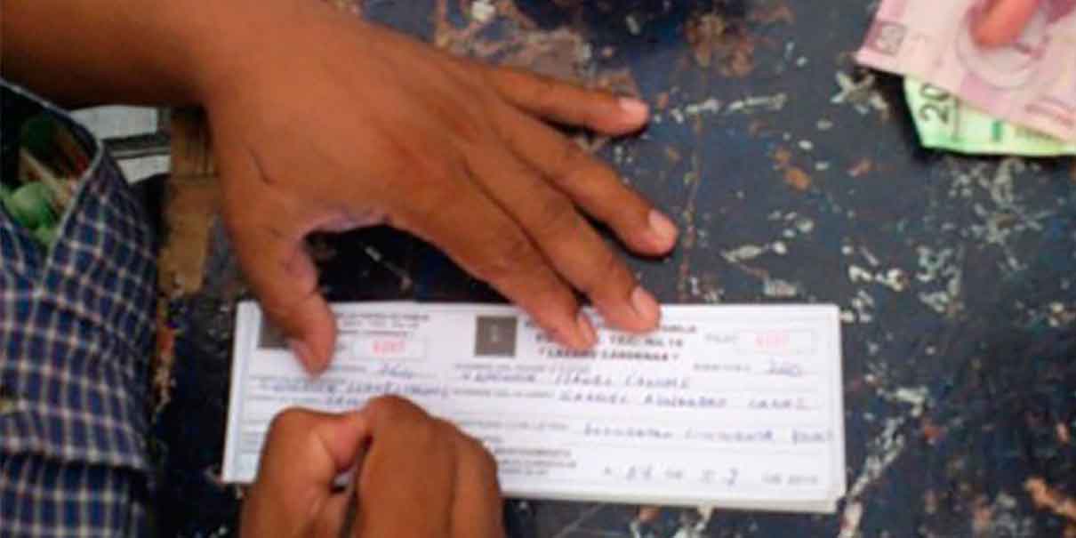 Maestros poblanos impedidos para cobrar cuotas escolares