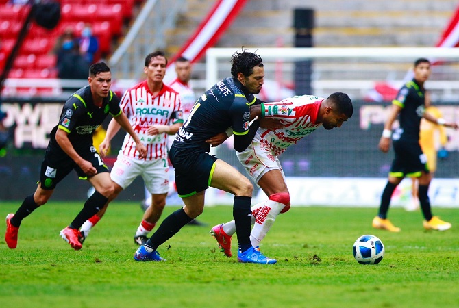 Con penal dudoso y repetido de último minuto, Chivas gana a Necaxa