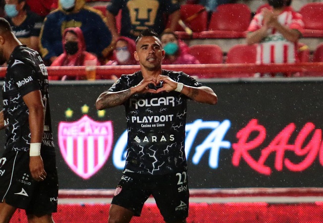 Necaxa golea a Pumas y consigue su segunda victoria del torneo