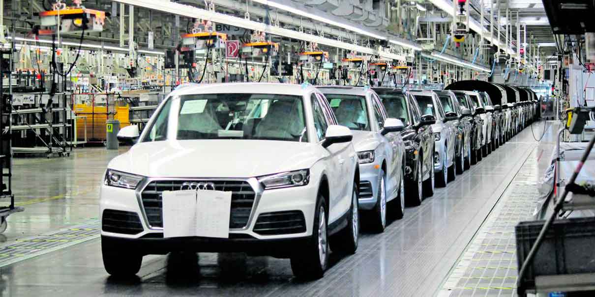 Trabajadores realizan paro de brazos caídos en Audi Puebla