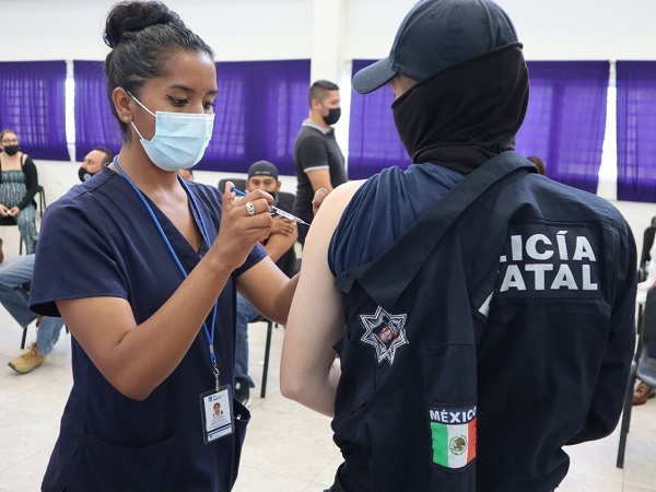 Reciben primera dosis de la vacuna contra el Covid-19 la totalidad de elementos de la SSPE