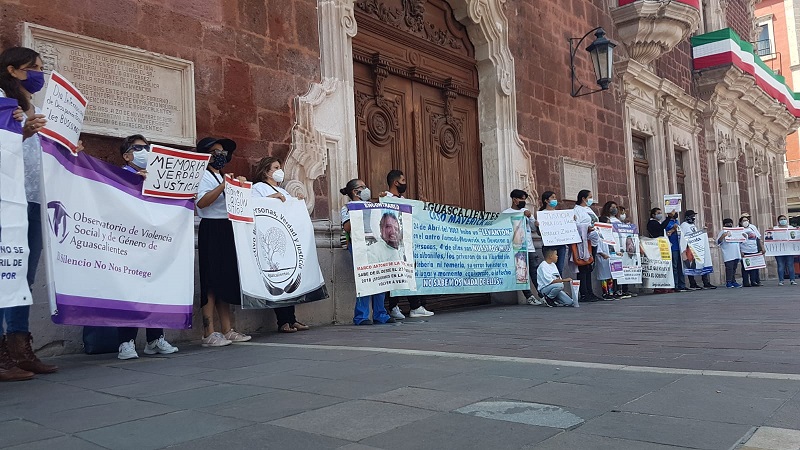 Ante puertas cerradas, familiares de desaparecidos claman justicia en Aguascalientes