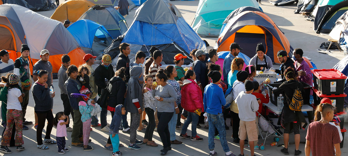 Migrantes expulsados de EU corren riesgo de exponerse a los peligros de los que huían: ACNUR