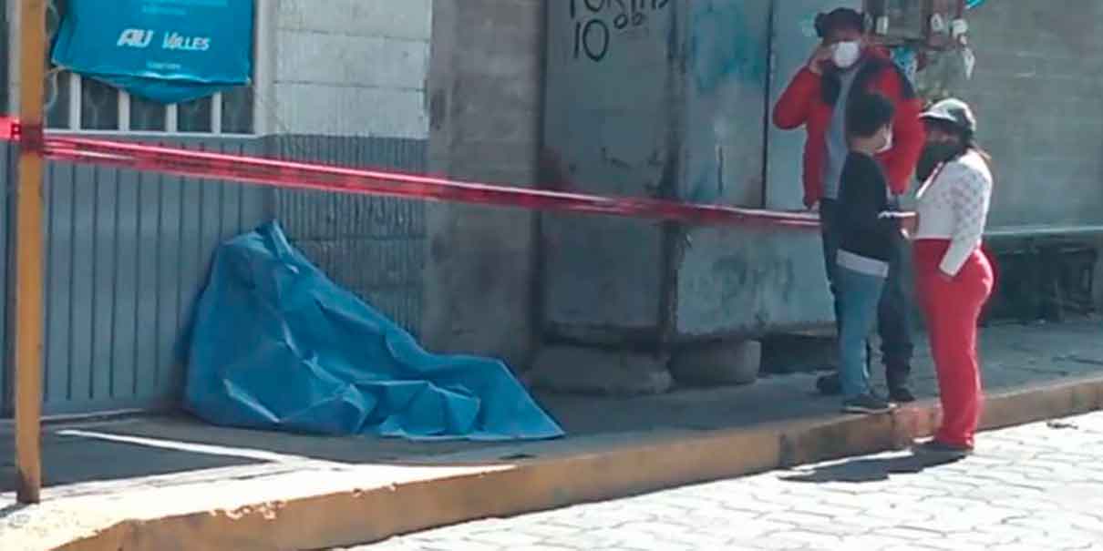 VIDEO. Hombre muere al bajar de AU en Ciudad Serdán; tenía Covid-19