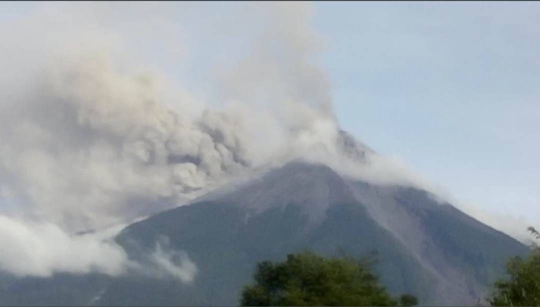 Guatemala: volcán de Fuego entra en erupción; arroja lava, bloques incandescentes y crea columna de ceniza