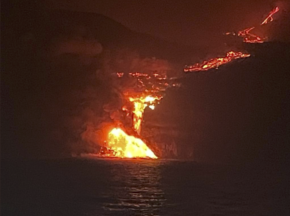 Volcán de Canarias: imágenes de la lava fundiéndose en el mar impactan al mundo