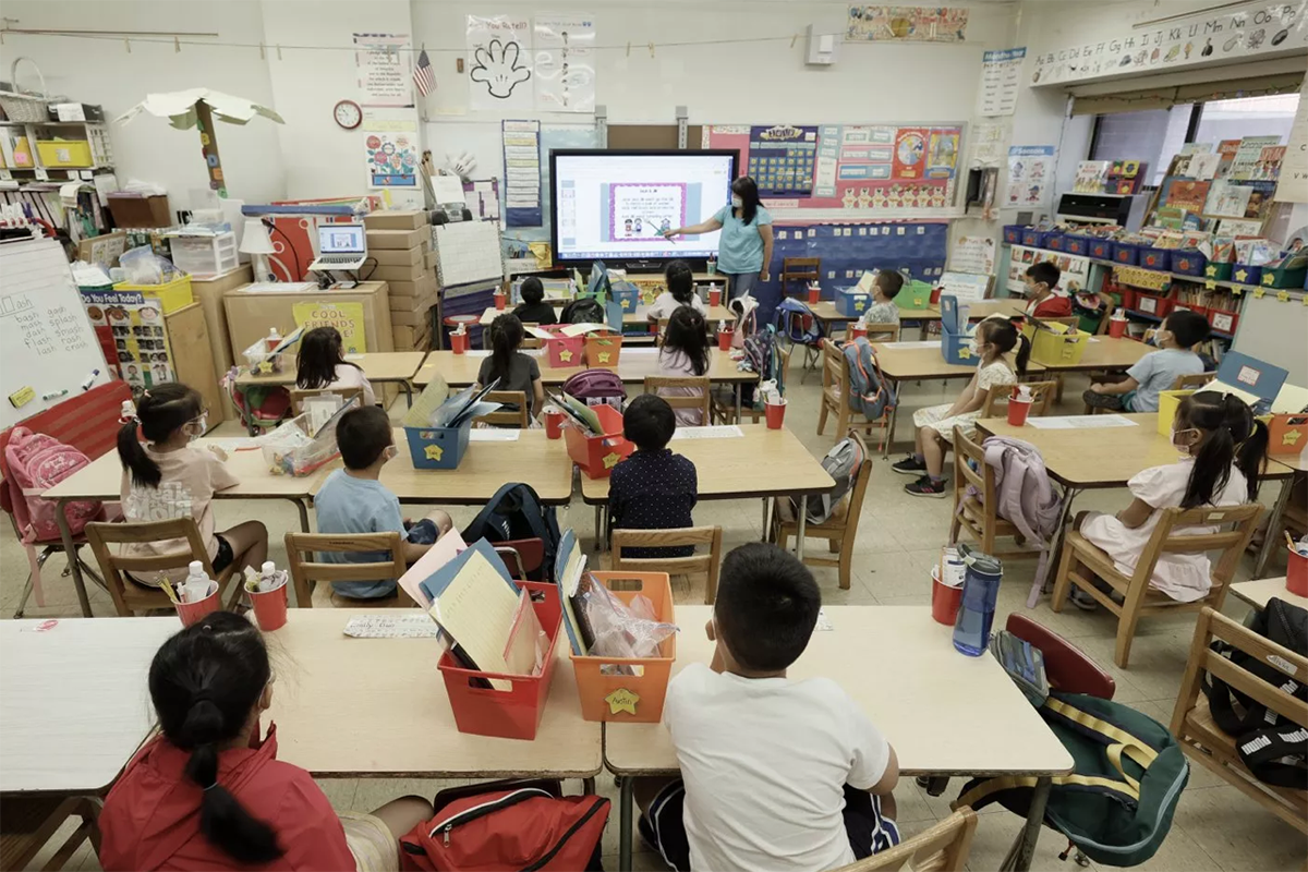 Estudio detalla cómo un maestro sin vacunar provocó un brote de covid-19 en toda una escuela
