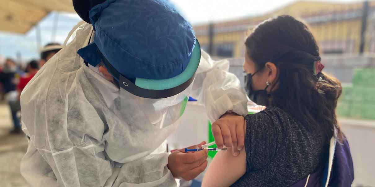 Reciben-2-ninos-poblanos-su-primera-dosis-contra-el-Covid