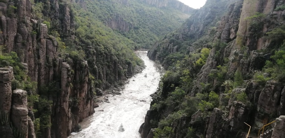Evacúan a familias de Pabellón de Arteaga por desborde de presa San Blas