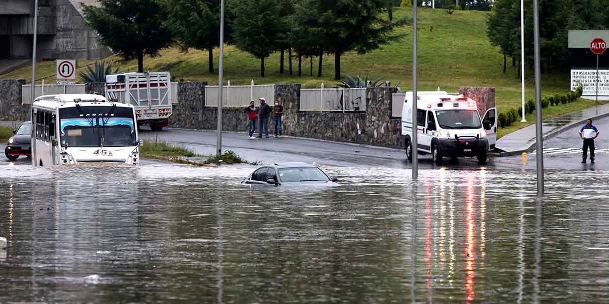 Tormenta eléctrica azota calles de Puebla capital; inundó bulevares y colonias