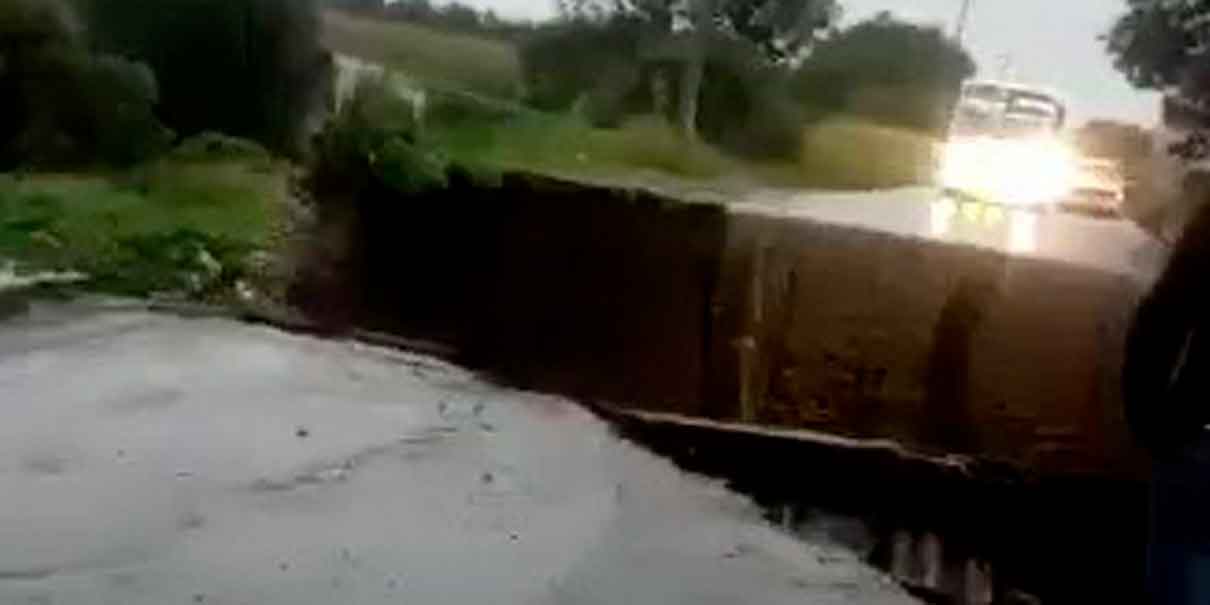 Por tormenta se derrumba puente en carretera Tlachichuca-Guadalupe Victoria