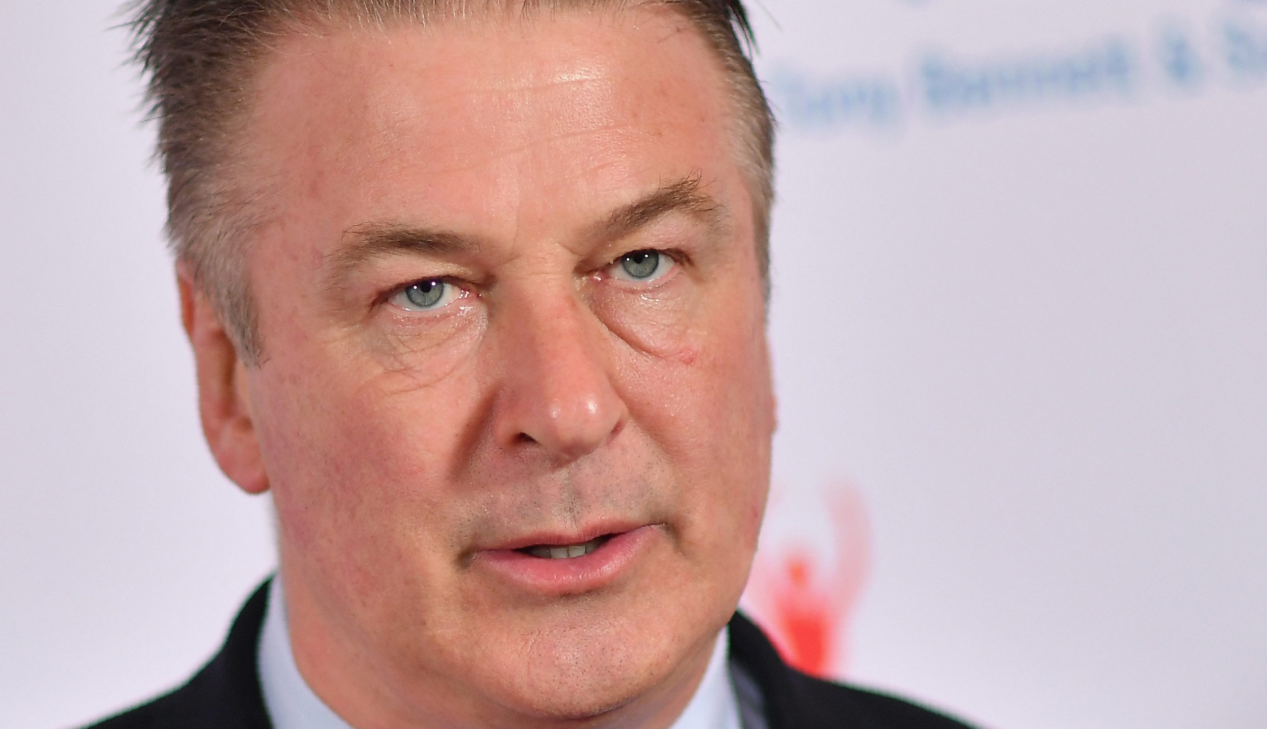 Actor Alec Baldwin dispara pistola de utilería y mata a directora de fotografía durante rodaje