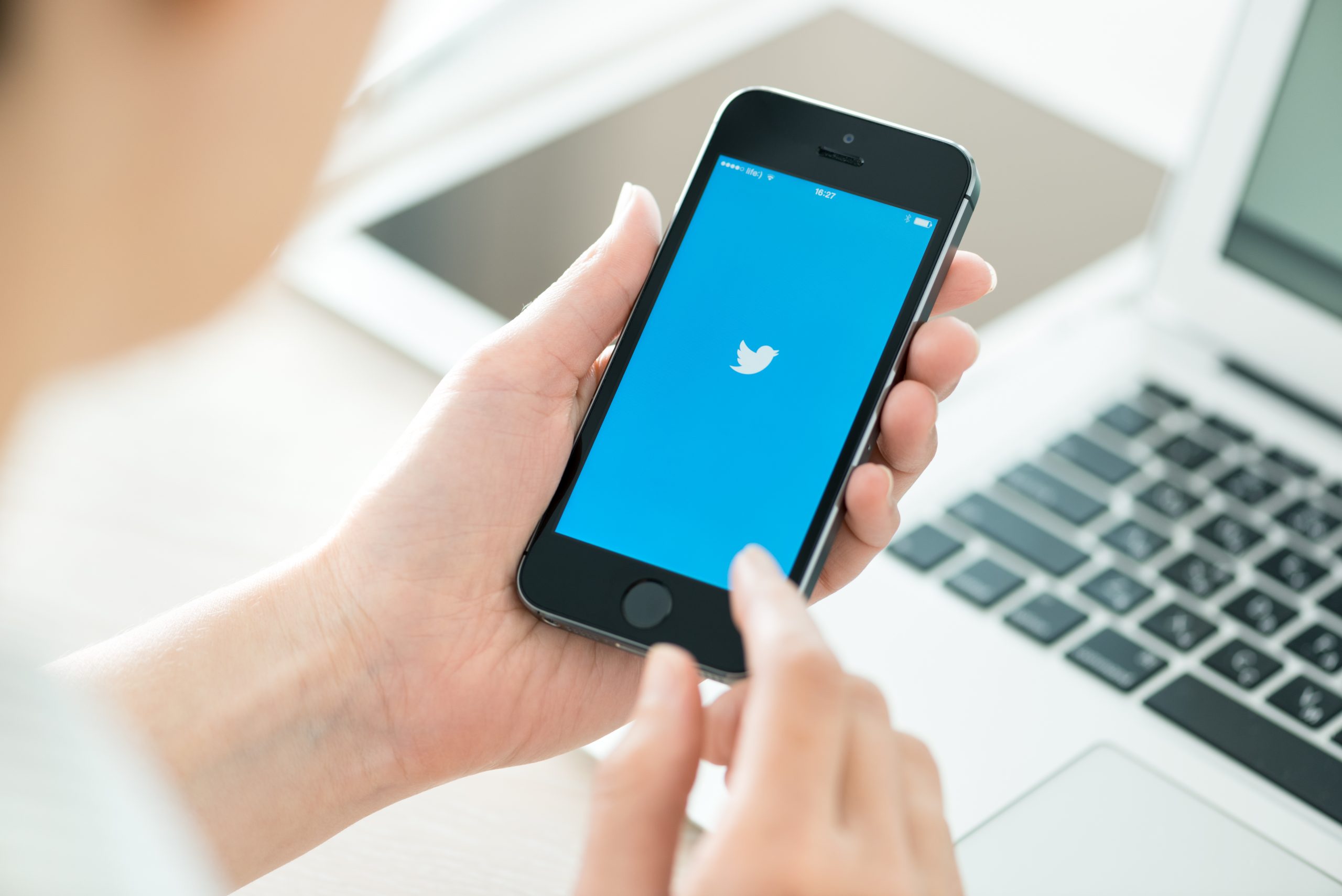 Twitter favorece contenido de políticos y medios de derecha: estudio interno