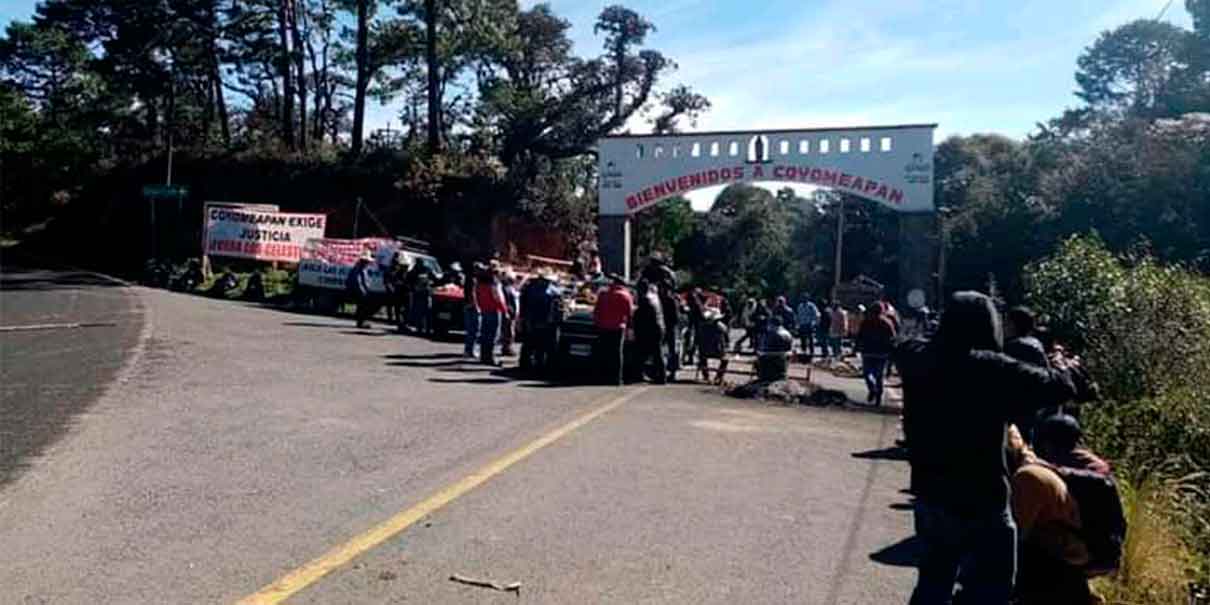 Habitantes cierran acceso a Coyomeapan; denuncian que cacicazgos han empobrecido al municipio
