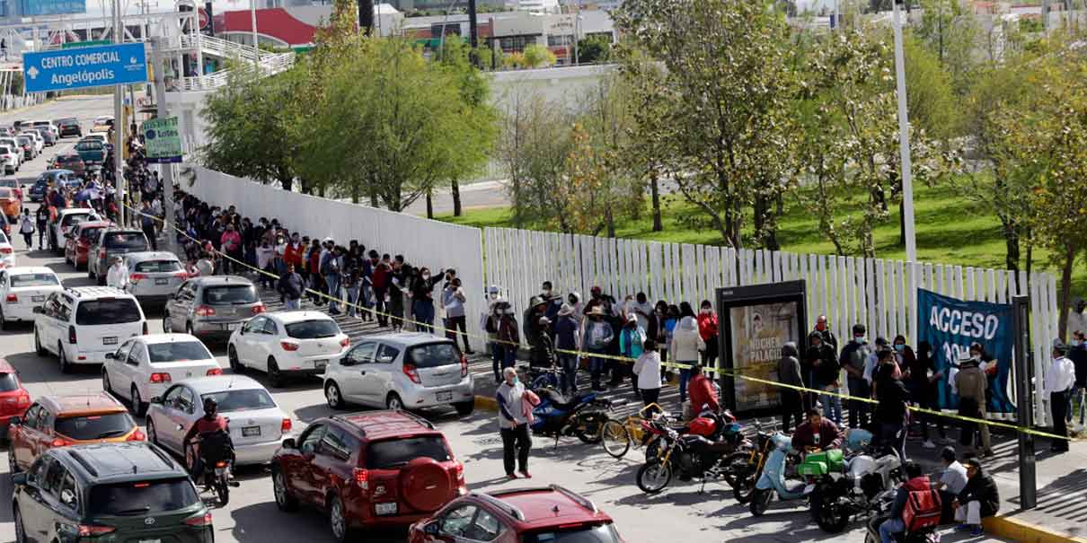 Puebla, Pue. Miles de jóvenes mayores de 18 años se han volcado a los 8 puntos de vacunación contra el Coronavirus en la capital de Puebla. Los llamados Centennials ahora sí madrugaron y se comenzaron a trasladar a uno de los 8 puntos en donde fueron citados para recibir la vacuna Sputnik V, vacuna rusa que ha mostrado altos niveles de efectividad y protección y que su segunda dosis será en 28 días. Te puede interesar: Prevé SSA Puebla baja en contagios Covid en 15 días #VacunaciónCovidEnPuebla💉😷 AL MOMENTO | Así se realiza el proceso de 💉APLICACIÓN DEL BIOLÓGICO #Sputnik en la XXV ZONA MILITAR pic.twitter.com/aV0UPnvnx2 — Lo de Hoy México (@ldhnoticias) October 8, 2021 En el Centro Expositor las filas son interminables de la chaviza que antes de iniciar la vacunación ya estaban formados, este escenario también ocurrió en la Unidad Deportiva Volkswagen, en la zona del Seminario Palafoxiano y en la zona de la Arena BUAP, en la zona Universitaria. Asimismo, en el Tecnológico de Monterrey Campus Puebla las filas sobre la vía Atlixcáyotl registran gran afluencia de jóvenes que también llegaron a este lugar desde temprano. Lee también: Puebla cierra semana con 185 nuevos contagios, 9 muertos y 105 intubados por Covid Hasta el momento el avance de las filas es continuo y se han presentado algunos problemas con la documentación que deben de presentar los jóvenes, sin embargo, el paso hacia la vacunación se mantiene de manera constante. 📢ENTÉRATE 🚨Las personas de entre 18 y 29 años SIGUEN LLEGANDO al #CentroExpositor, donde LA FILA ES LARGA, debido a la GRAN DEMANDA de la #vacuna💉 contra el #Covid🦠 al norte de la CAPITAL POBLANA. pic.twitter.com/z5UDc3IUAq — Lo de Hoy México (@ldhnoticias) October 8, 2021 Hay que destacar que en las 8 sedes de vacunación se mantiene un fuerte operativo vial por parte de la Policía Municipal de Puebla y en algunos casos aplican cierre de calles al tránsito vehicular, por lo que los jóvenes deben caminar hasta encontrar el inicio de las filas. *BC *JR Con información de Jesús Rodríguez #VacunaciónCovidEnPuebla💉😷 De manera organizada se lleva a cabo la PRIMERA JORNADA DE VACUNACIÓN💉 contra el #Covid19🦠 para personas de 18 años y más en la #ArenaBuap pic.twitter.com/Te5pqFT3cq — Lo de Hoy México (@ldhnoticias) October 8, 2021