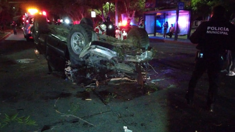 Adolescente de 16 años vuelca camioneta en Av. López Mateos