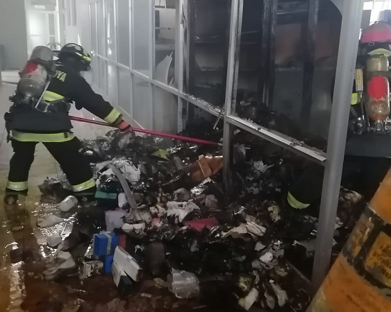 Sofocan bomberos incendio en bodega de químicos en la UAA