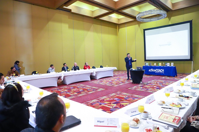 Presenta Leo Montañez a empresarios esquema de readaptación social
