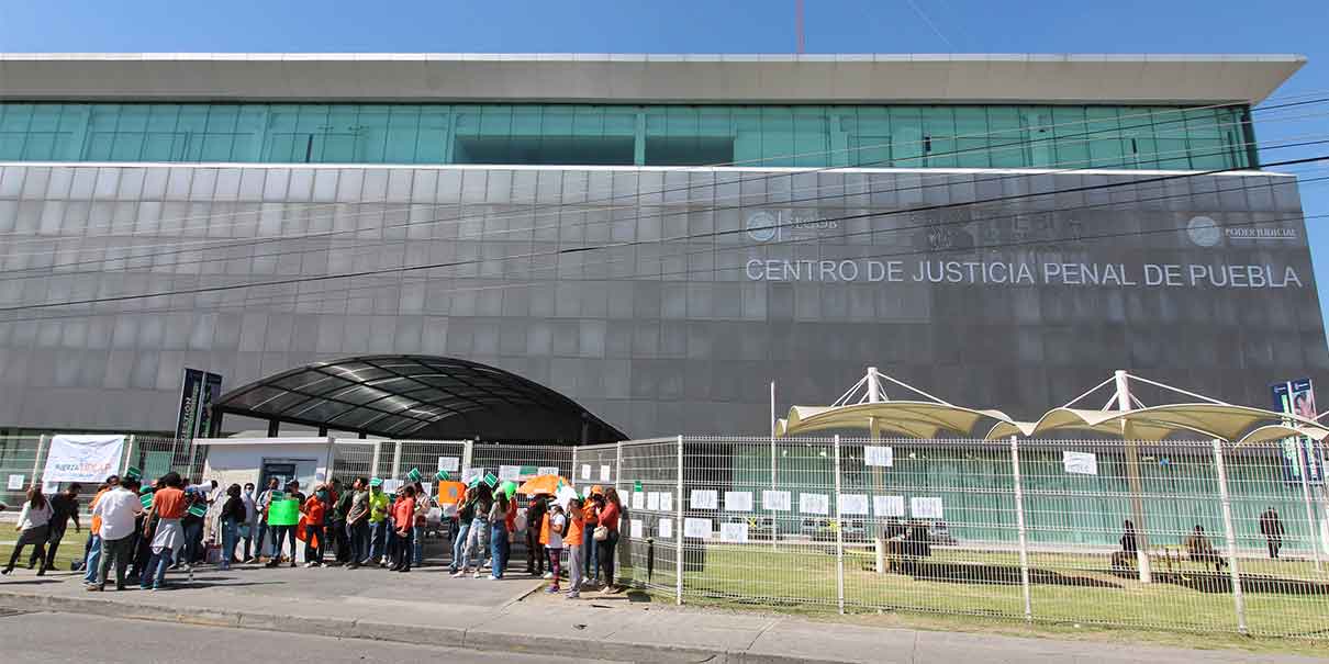 Ante el TSJ alumnos Udlap exigen la entrega del campus