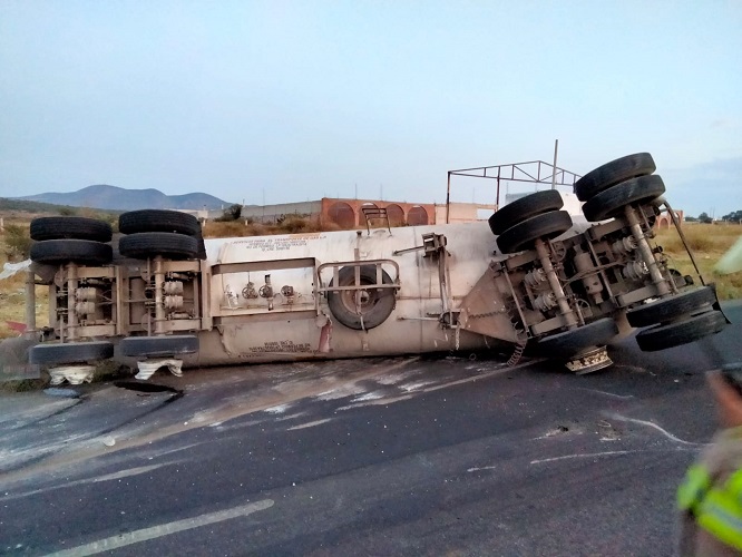 Vuelca pipa con gas LP en puerta sur de Aguascalientes