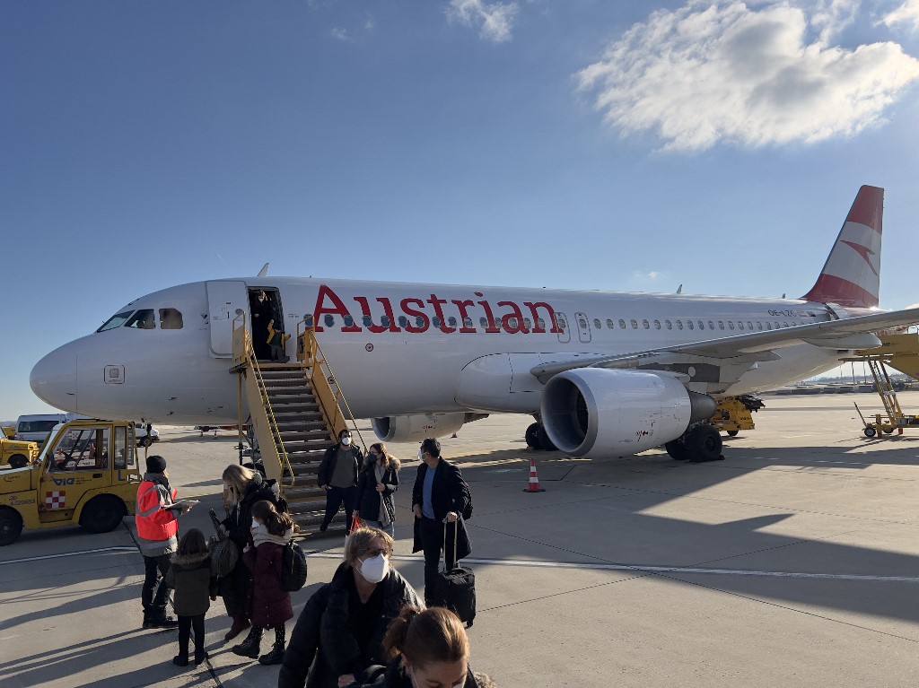 Ómicron triplica el riesgo de infectarse en un avión, advierte el principal asesor médico de las aerolíneas del mundo