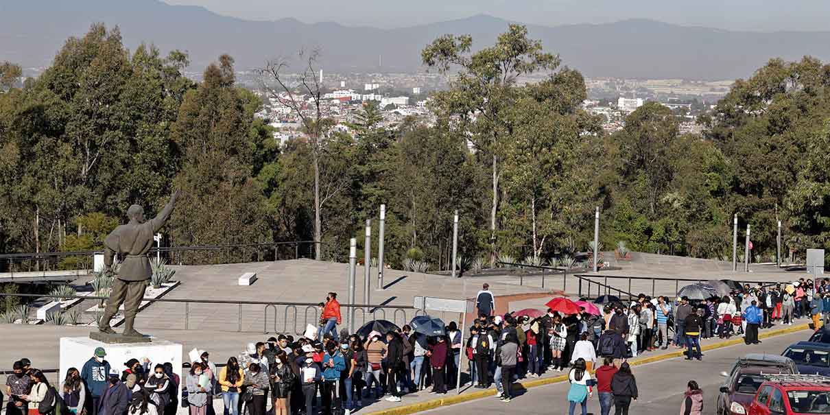 Adolescentes abarrotan el Centro Expositor y Hospital del Sur para ser vacunados anti Covid