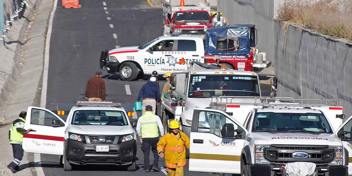 Cierran la México-Puebla por derrame de combustible; pipa se atoró en puente
