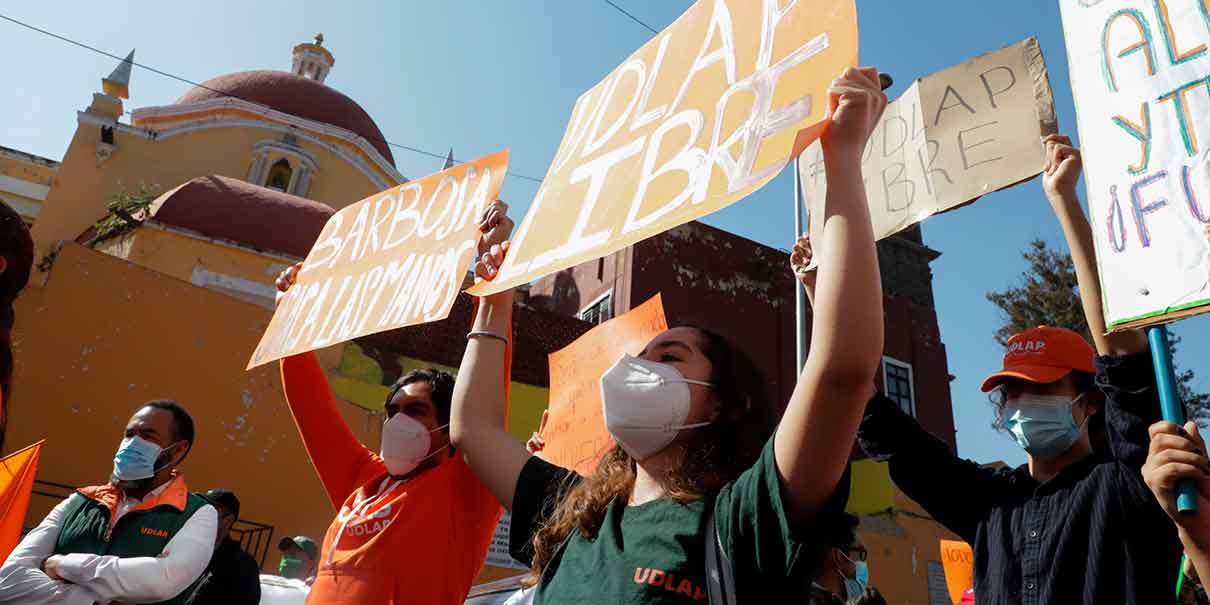 Alumnos Udlap bloquean calles de San Andrés por incumplir con entrega de campus
