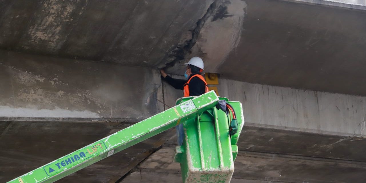 Obras públicas municipales revisa estructura del puente de segundo anillo en la colonia México