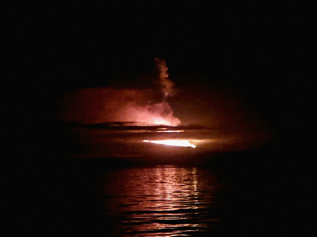 El volcán Wolf en erupción