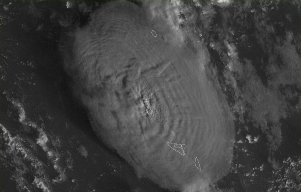 Tonga está aislada del resto del mundo tras la erupción de un volcán submarino