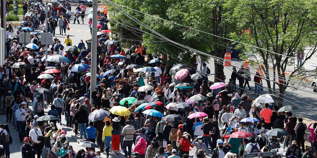 Poblanos saturan sedes y provocan aglomeraciones porque quieren vacunarse