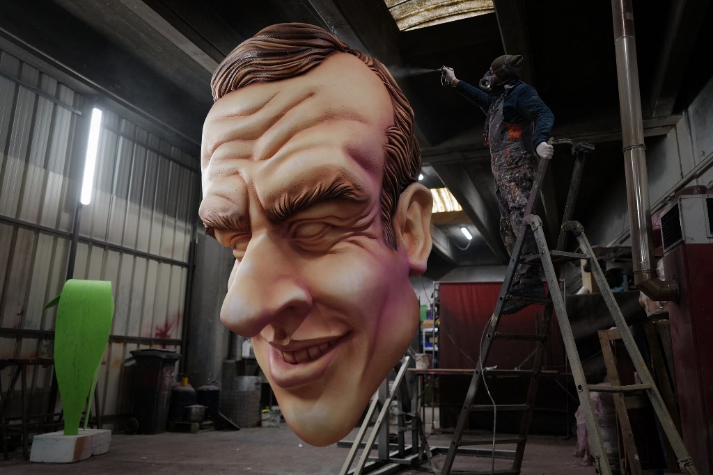 Una cabeza gigante de Macron