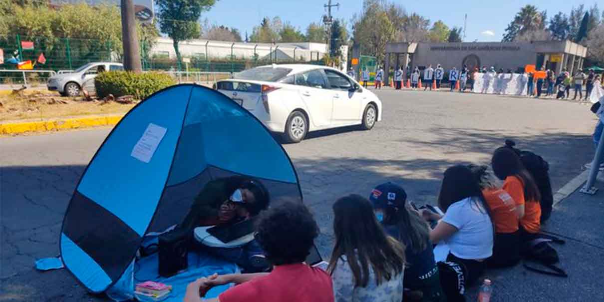 Alumnos toman clases afuera del Campus UDLA Puebla