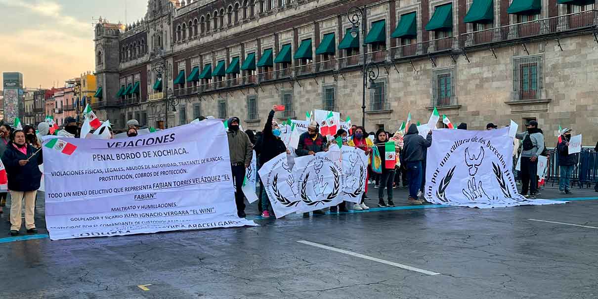 Familiares de presos del bordo de Xochiaca se manifiestan en Palacio Nacional