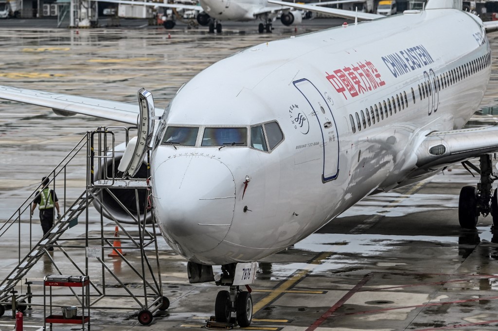 Avión con 132 pasajeros se estrella en región montañosa de China