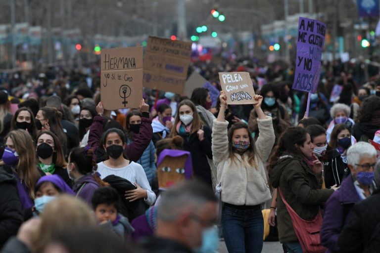 Mujeres del mundo se manifiestan contra el patriarcado y los ...