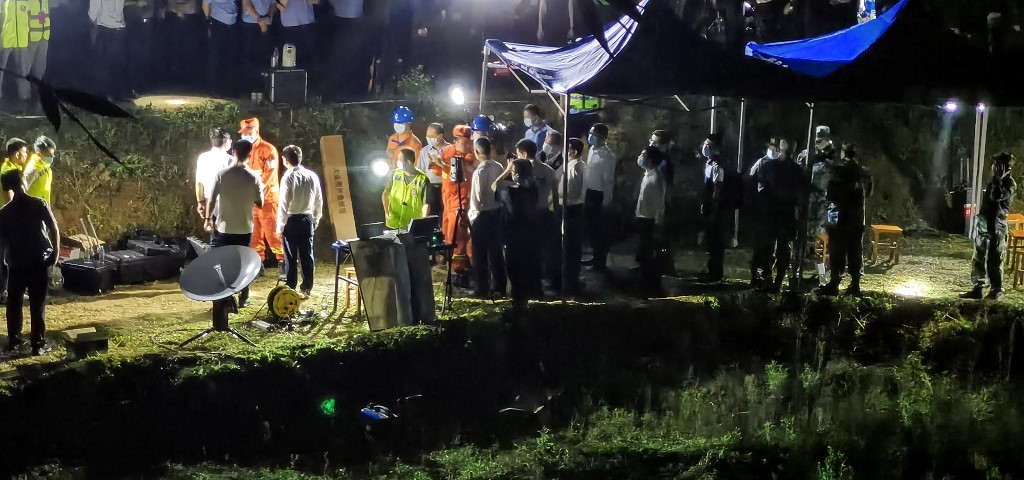 Sin rastro de supervivientes ni cajas negras en accidente de avión en China: autoridades