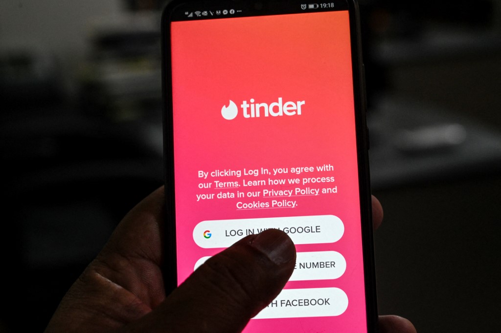 Tinder dará a conocer información sobre antecedentes criminales de los usuarios