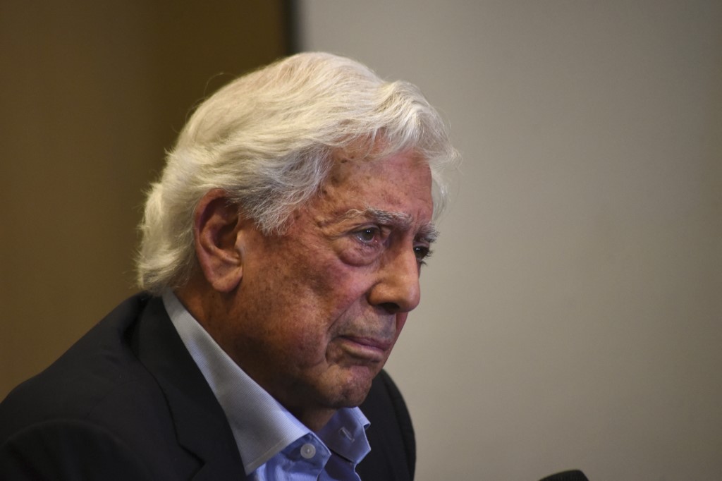El Nobel de literatura Mario Vargas Llosa es hospitalizado por covid-19